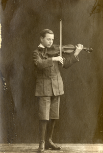 800046 Portret van Pieter Meeuwes Johannes Hartvelt (Utrecht, 25-9-1902 - ), poserend met zijn viool.